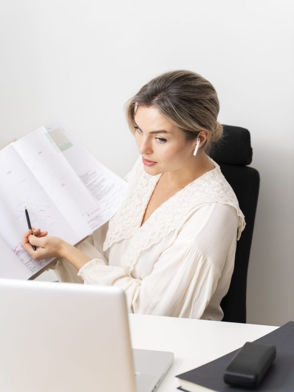 medium-shot-business-woman-working