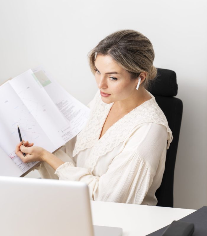 medium-shot-business-woman-working